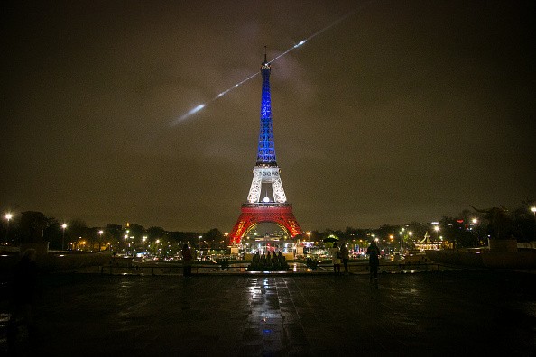 Tháp Eiffel của Pháp chuyển sang màu đỏ, trắng, xanh theo màu quốc kỳ của Pháp sau chuỗi vụ khủng bố đẫm máu tối 13/11 làm 130 người thiệt mạng. Những kẻ tấn công, được cho là thành viên tổ chức khủng bố tự xưng Nhà nước Hồi giáo (IS), gây ra những vụ xả súng và đánh bom liều chết trên khắp thủ đô Paris. Không lâu sau vụ tấn công, Pháp đã phát động chiến dịch không kích nhằm trả đũa IS ở Syria. Tổng thống François Hollande cũng thực hiện chiến dịch ngoại giao con thoi nhằm tìm kiếm các đồng minh trong cuộc chiến chống IS. Ảnh: Getty